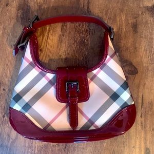 Burberry bag.
Leather 
Very good condition, looks new. 
Burgundy color